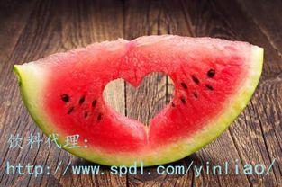 羊吃瓜图片,田园牧歌中的温馨一幕